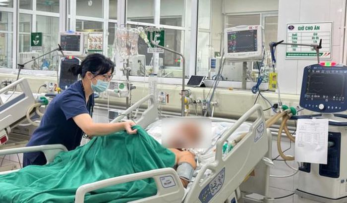 Nam bệnh nhân đang được điều trị tích cực tại Bệnh viện Bệnh Nhiệt đới Trung ương. Ảnh: BVCC/Sức khỏe & Đời sống