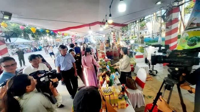 Ông Nguyễn Lưu Trung - Bí thư phường Hà Tiên cùng các ngành, doanh nghiệp tham quan các gian hàng.