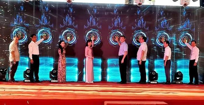Bà Quảng Xuân Lụa - Giám đốc Trung tâm Xúc tiến Đầu tư, Thương mại và Du lịch tỉnh An Giang (thứ 4 từ trái sang) cùng các đại biểu bấm nút khai mạc khu trưng bày với hơn 50 gian hàng.