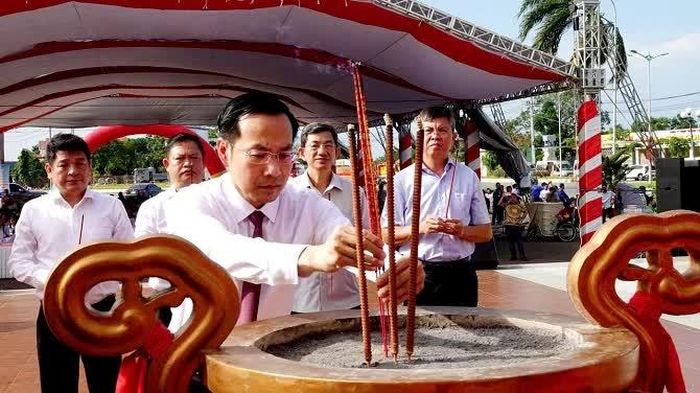 Ông Nguyễn Thanh Nhàn - Chủ tịch HĐND tỉnh An Giang - thắp hương tưởng nhớ tại buổi bế mạc lễ hội.