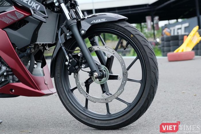 Ở đời 2026, cả 2 mẫu xe đều sở hữu phanh ABS ở bánh trước - một trang bị an toàn phổ biến hiện nay. Ảnh: Thượng Tâm.