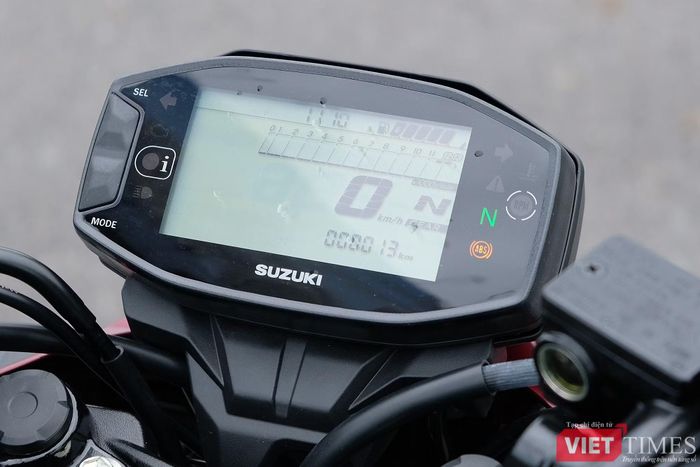 Đều dùng loại kỹ thuật số, đồng hồ trên Exciter cho độ tương phản tốt hơn Satria, giúp người lái dễ dàng quan sát khi trời nắng gắt. Ảnh: Thượng Tâm.