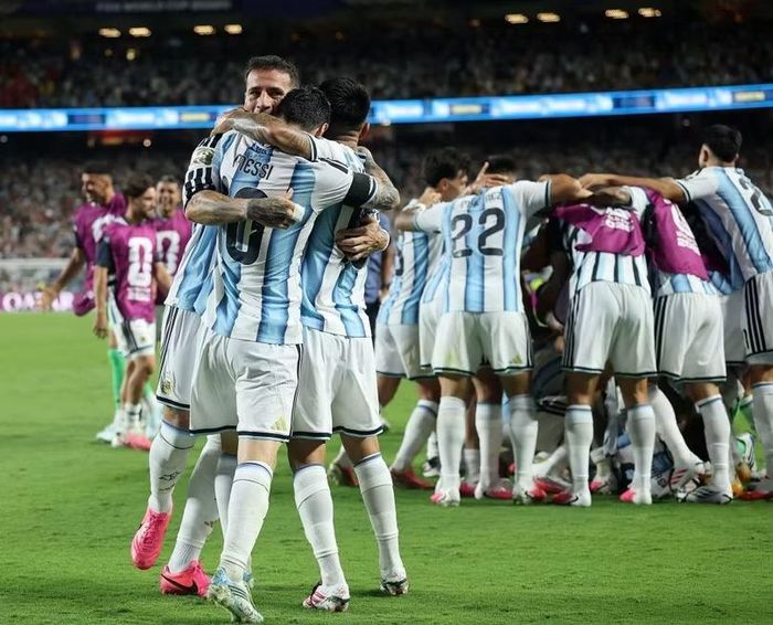 Các cầu thủ Argentina ăn mừng sau khi giành chiến thắng trước Thụy Sĩ ở trận tứ kết. Ảnh: Xinhua.