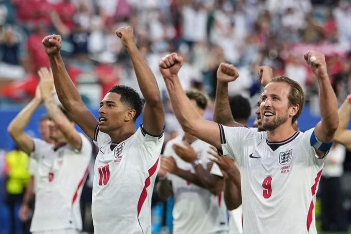 Harry Kane, Jude Bellingham và đồng đội ăn mừng sau khi lội ngược thành công, loại Na Uy để vào gặp đối thủ nhiều duyên nợ Argentina. Ảnh: Xinhua.