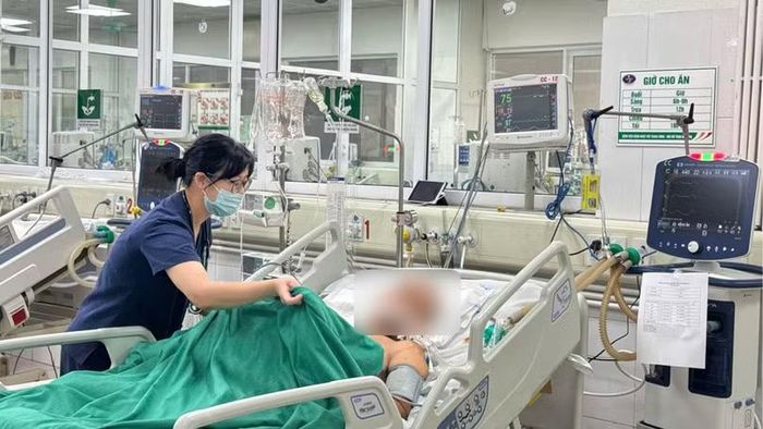 Người đàn ông nguy kịch sau 2 ngày ăn tiết canh lợn