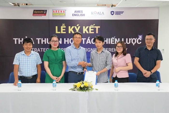 Ông Nguyễn Mạnh Hào (thứ ba từ trái sang) là Tổng Giám đốc và cũng là người góp vốn nhiều nhất tại trung tâm tiếng anh. Ảnh: AMES English.