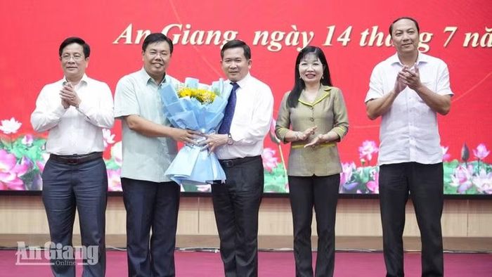Thường trực Tỉnh ủy An Giang trao hoa chúc mừng Trung tướng Đinh Văn Nơi. Ảnh: Báo An Giang.