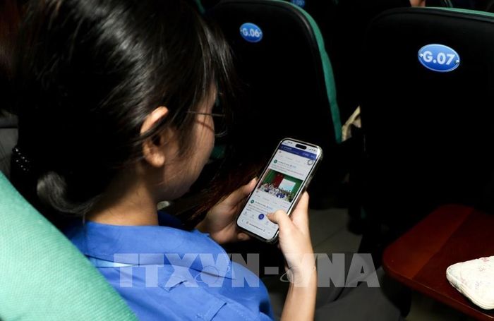 Đoàn viên, thanh niên sử dụng hệ thống. Ảnh: Hồng Thái - TTXVN