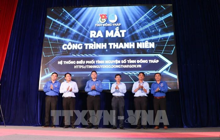 Các đại biểu thực hiện nghi thức ra mắt công trình. Ảnh: Hồng Thái - TTXVN