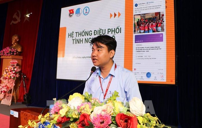 Đại diện Khoa Công nghệ kỹ thuật, Trường Đại học Đồng Tháp tập huấn sử dụng hệ thống. Ảnh: Hồng Thái - TTXVN