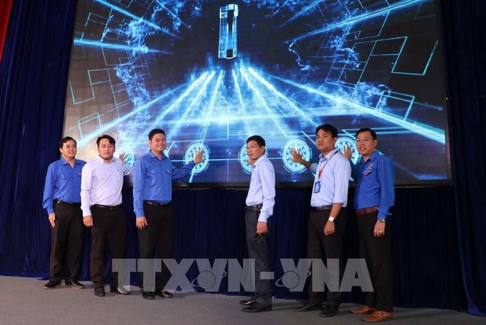Các đại biểu thực hiện nghi thức ra mắt công trình. Ảnh: Hồng Thái - TTXVN