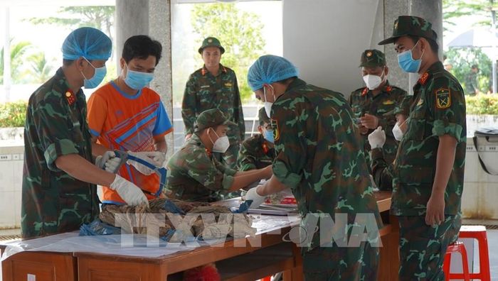 Lực lượng chức năng tỉnh Đồng Tháp lấy mẫu hài cốt liệt sĩ phục vụ giám định AND để xác định danh tính. Ảnh: Nhựt An - TTXVN