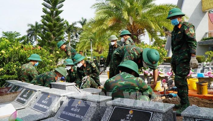 Cán bộ, chiến sĩ của Bộ Chỉ huy Quân sự tỉnh Đồng Tháp khai quật, lấy mẫu hài cốt liệt sĩ phục vụ giám định AND để xác định danh tính. Ảnh: Nhựt An - TTXVN