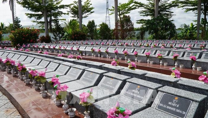 Các nghĩa trang trên địa bàn tỉnh Đồng Tháp còn nhiều phần mộ liệt sĩ chưa xác định được thông tin. Ảnh: Nhựt An - TTXVN