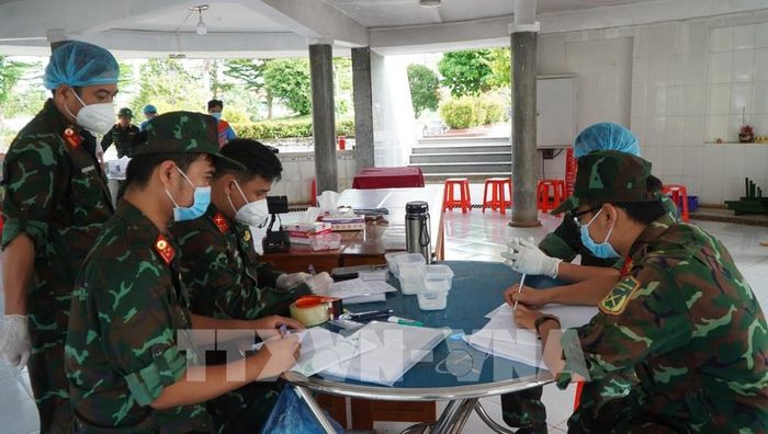 Lực lượng chức năng tỉnh Đồng Tháp ghi chép thông tin, phục vụ số hóa thông tin về phần mộ, mẫu hài cốt liệt sĩ. Ảnh: Nhựt An - TTXVN
