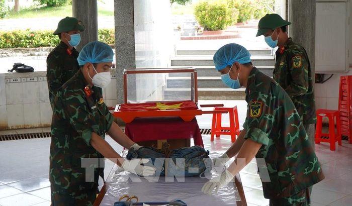 Hài cốt liệt sĩ sau khi được khai quật để tiến hành lấy mẫu. Ảnh: Nhựt An - TTXVN