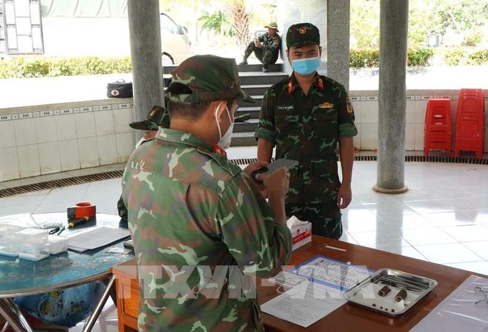 Lực lượng chức năng tỉnh Đồng Tháp chụp ảnh tài liệu, phục vụ số hóa thông tin về phần mộ, mẫu hài cốt liệt sĩ. Ảnh: Nhựt An - TTXVN