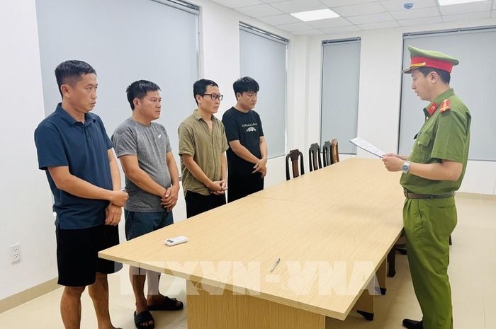 Công an thành phố Huế khởi tố, bắt tạm giam các đối tượng có hành vi “Tổ chức đánh bạc và đánh bạc”, dưới hình thức cá độ bóng đá qua mạng internet. Ảnh: TTXVN phát