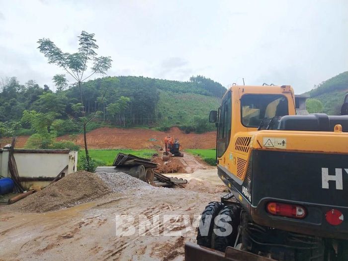 Máy móc, phương tiện ứng trực ngay tại những khu vực có nguy cơ xảy ra thiên tai. Ảnh: Bnews/Vnanet.vn phát
