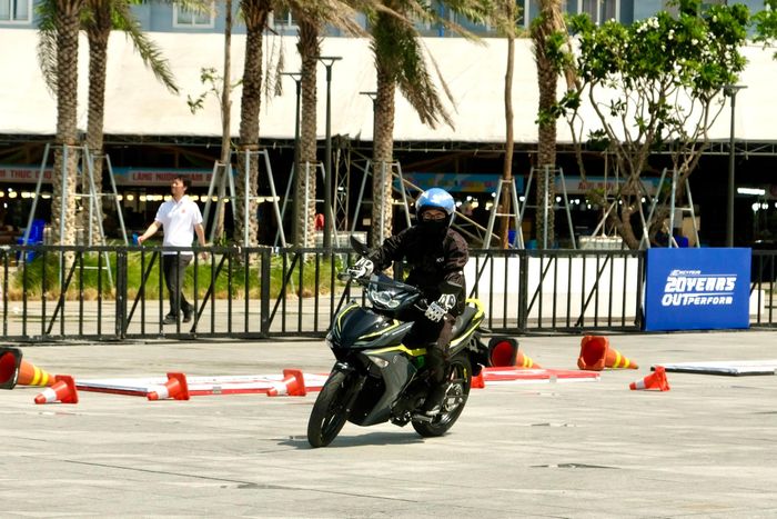 Ngoài các nâng cấp kể trên, một số công nghệ hiện đại vẫn được duy trì từ bản tiền nhiệm sang Exciter 2026, giúp tăng tính tiện lợi và an toàn cho người cầm lái có thể kể đến như hộp số 6 cấp và bộ ly hợp A&amp;S, phanh ABS bánh trước (trên bản cao) và phanh đĩa bánh sau. Ảnh: Thanh Tùng