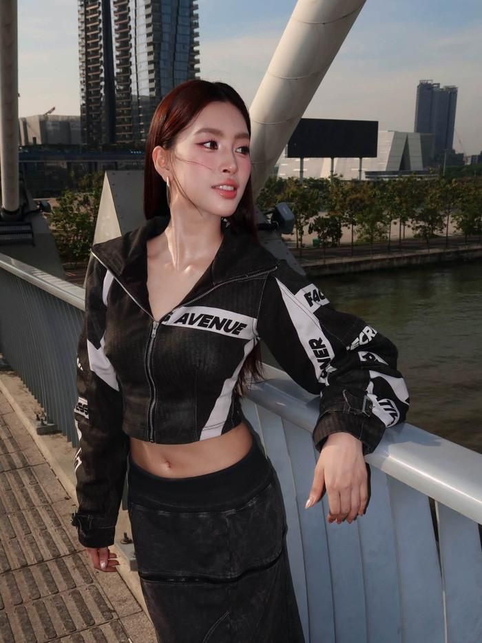 Hoa hậu Tiểu Vy tạo dáng bên cầu Ba Son. (Ảnh: FBNV)