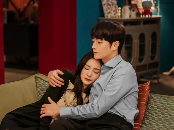 Trang phục của Dương Mịch trong phim từng trở thành chủ đề được bàn luận sôi nổi trên mạng xã hội. Những bộ vest, áo khoác hay váy công sở đều mang phong cách sang trọng, góp phần xây dựng hình tượng nữ luật sư hiện đại. Ảnh: Tencent