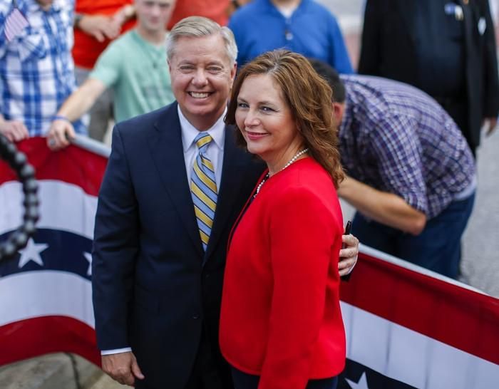 Thượng nghị sĩ Lindsey Graham cùng em gái, Darline Graham Nordone, năm 2015. (Ảnh: European Pressphoto Agency)