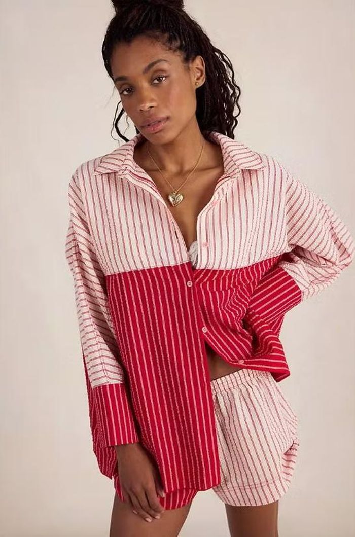 Sơ mi kẻ sọc nhiều màu có khả năng kết hợp đa dạng. Ảnh: Free People