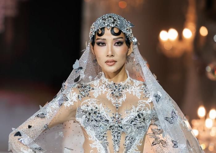 Hoàng Thùy trong buổi diễn gần đây.