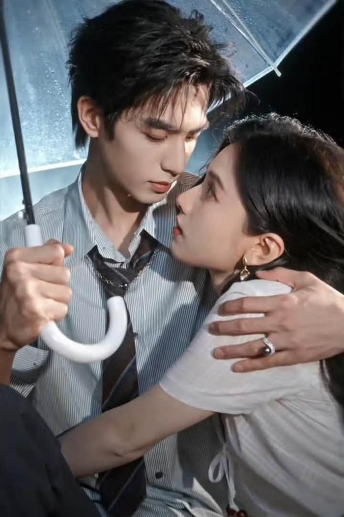 Trần Dị đứng dưới chiếc ô trong suốt, che cho Miêu Tĩnh như một thói quen chưa từng phai.