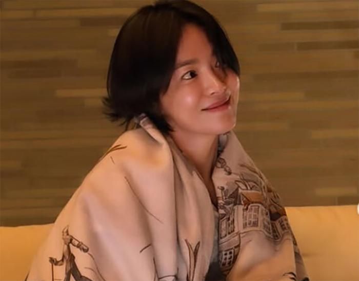 Một đoạn video cũ ghi lại những chia sẻ hài hước của Song Hye Kyo bất ngờ bị "đào" lại.