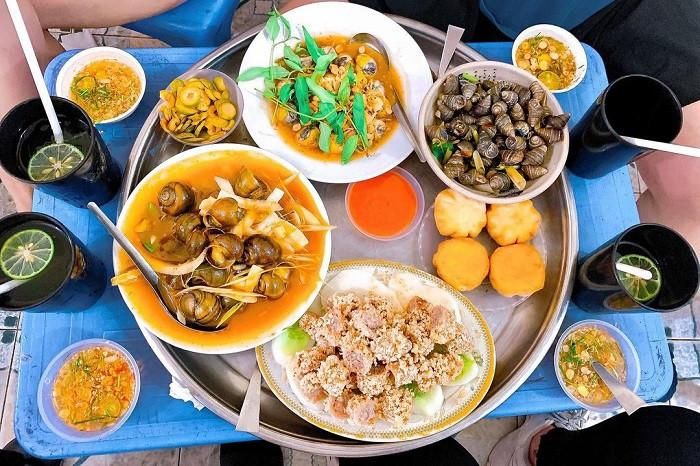 Không cần bàn ghế cầu kỳ, nhiều quán ăn đường phố rất hút thực khách vì đồ ăn chất lượng. Ảnh: @vanmin5301