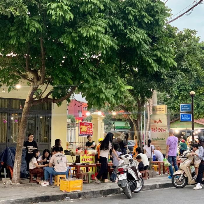 Không cần những nhà hàng sang trọng, những quán ăn đường phố ở Bắc Ninh luôn nhận được sự yêu thích của người dân địa phương. Ảnh: Địa điểm ăn ngon Bắc Ninh