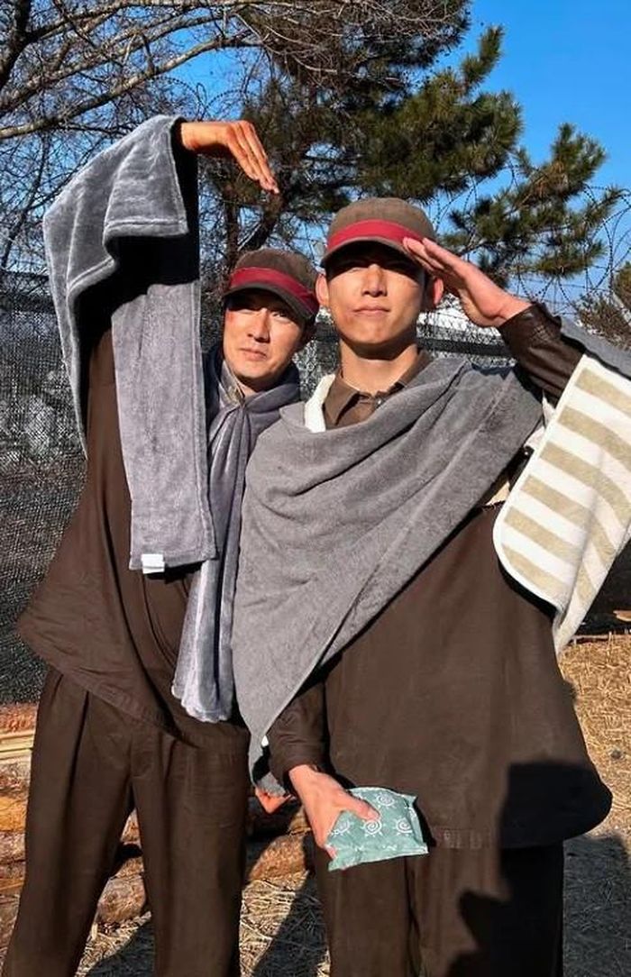 So Ji Sub hài hước xin lỗi Ok Taecyeon sau một cảnh quay. Ngoài đời, cả hai có tình bạn thân thiết suốt nhiều năm qua.