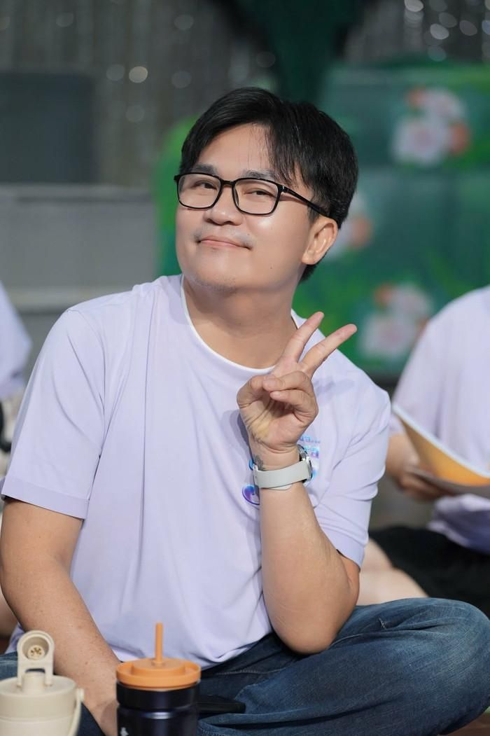 Đại Nghĩa tận hưởng hạnh phúc "muộn màng" ở tuổi 48 khi được thỏa thích làm những điều mới mẻ trong sự nghiệp nghệ thuật (Ảnh: FBNV).