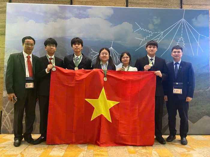 Nguyễn Thị Bích Ngọc (thứ 3 từ phải qua) cùng các thành viên Đội tuyển quốc gia Việt Nam tại Kỳ thi Olympic Vật lí quốc tế lần thứ 56.