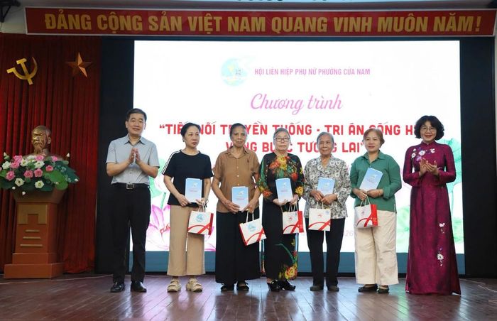Đồng chí Phạm Thị Thu Thủy - Phó Bí thư Thường trực Đảng ủy phường; đồng chí Nguyễn Quốc Hoàn - Phó Bí thư Đảng ủy, Chủ tịch UBND phường - tặng quà hội viên phụ nữ là thương bệnh binh, gia đình có công với Cách mạng