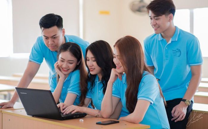 Sinh viên Học viện Phụ nữ Việt Nam ứng dụng công nghệ vào học tập. Ảnh minh họa HVPNVN