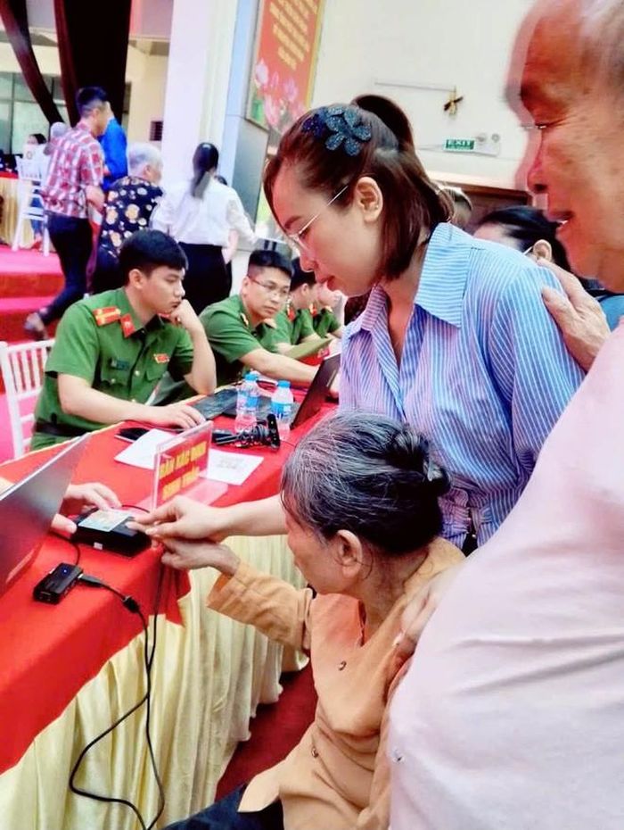 Hội LHPN xã Nguyệt Đức phối hợp tham gia hỗ trợ công tác thu nhận mẫu ADN cho thân nhân các liệt sĩ chưa xác định được thông tin.