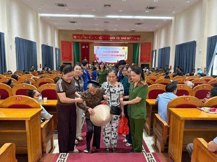 Cán bộ, hội viên, phụ nữ Hội LHPN phường Vĩnh Yên tham gia phối hợp cùng lực lượng chức năng sắp xếp, đón tiếp thân nhân liệt sĩ.