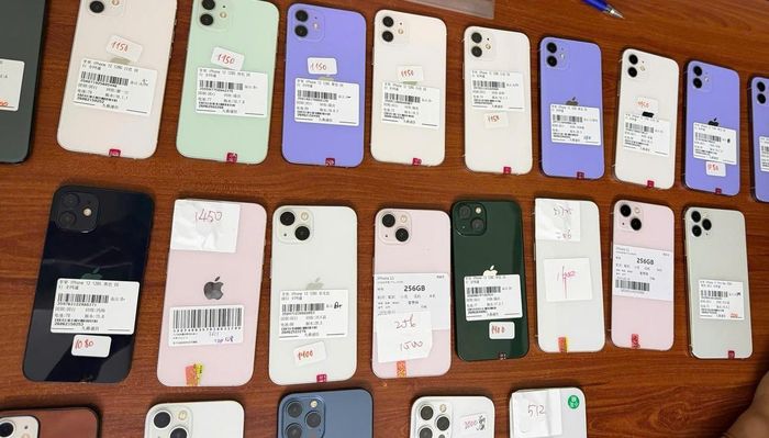 Tang vật gồm 28 chiếc điện thoại iPhone đã qua sử dụng.