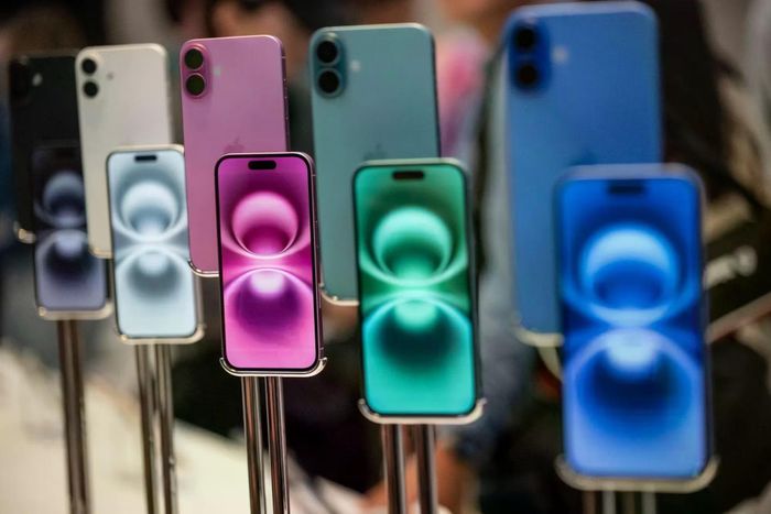 Đến nay, Apple vẫn chưa điều chỉnh giá bán iPhone nhưng người tiêu dùng nên bắt đầu làm quen với khả năng một chiếc iPhone có giá khoảng 1.500 USD, thay vì mức 1.000 – 1.200 USD như trước đây
