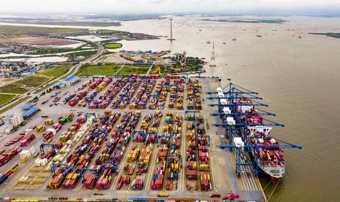 Cảng nước sâu Lạch Huyện có thể đón tàu container siêu trọng. Ảnh: HA