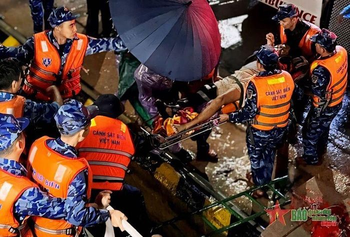 Cán bộ, chiến sĩ tàu 4038 trong một lần cứu ngư dân gặp nạn trên biển. Ảnh: Báo QĐND