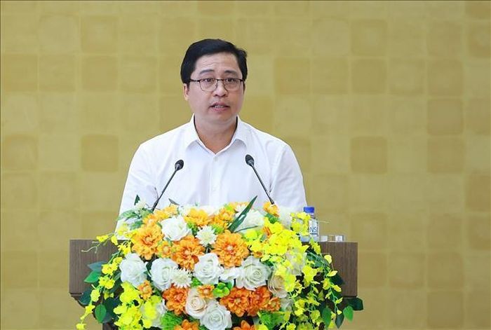 Bí thư Tỉnh ủy Lào Cai Dương Quốc Duy báo cáo tình hình kinh tế - xã hội của tỉnh Lào Cai. Ảnh: Dương Giang - TTXVN