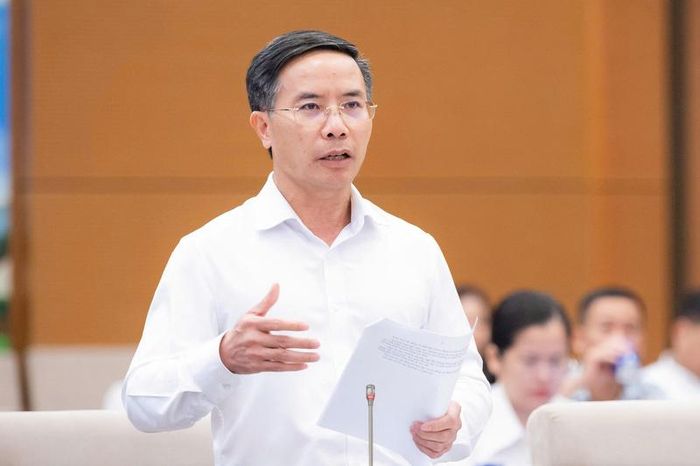 Thống đốc Ngân hàng Nhà nước Phạm Đức Ấn trình bày tờ trình các dự án luật. Ảnh: Vũ Hiếu