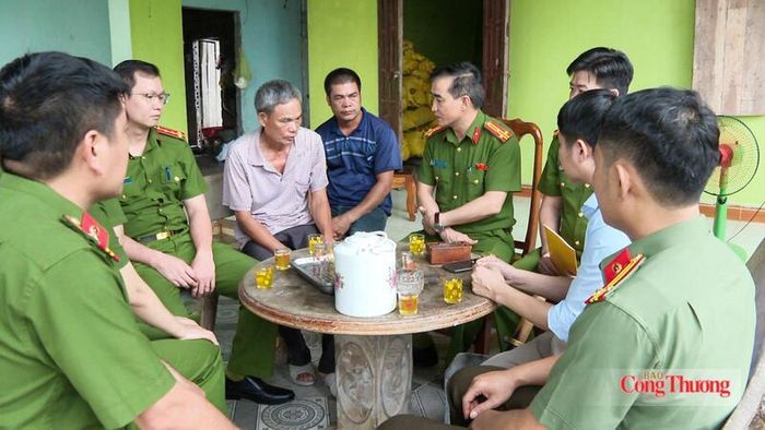 Cán bộ, chiến sĩ Phòng Cảnh sát kinh tế Công an tỉnh Thanh Hóa đến thăm, động viên gia đình ông Nguyễn Trọng Bảy. Ảnh: Quốc Anh
