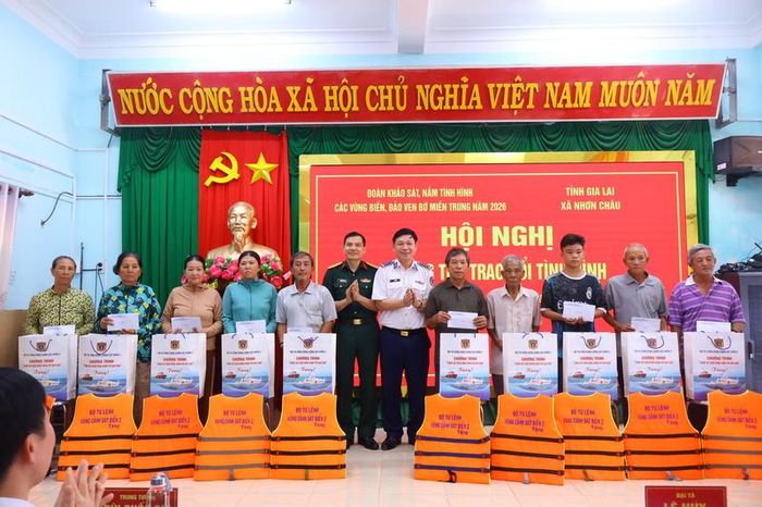 Trao quà hỗ trợ các hộ dân có hoàn cảnh khó khăn. Ảnh: Diễm Phúc