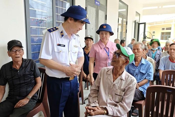 Trung tướng Bùi Quốc Oai cùng đoàn khảo thăm hỏi, động viên bà con xã đảo. Ảnh: Diễm Phúc