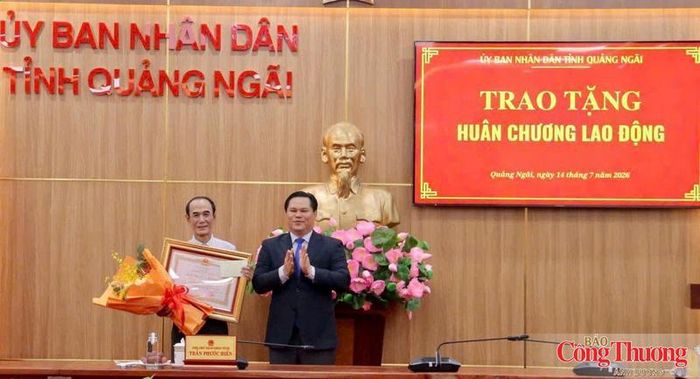Phó Chủ tịch UBND tỉnh Quảng Ngãi Trần Phước Hiền trao Quyết định của Chủ tịch nước tặng thưởng Huân chương Lao động hạng Nhì cho đồng chí Võ Văn Rân, nguyên Giám đốc Sở Công Thương Quảng Ngãi
